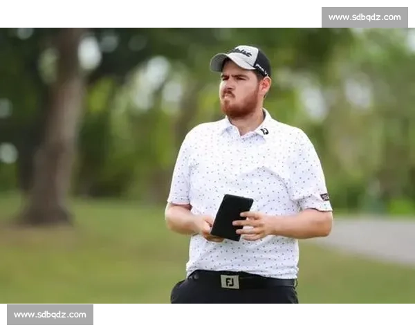 离大谱！劳森车载惊魂：两名马修横穿赛道险酿惨剧